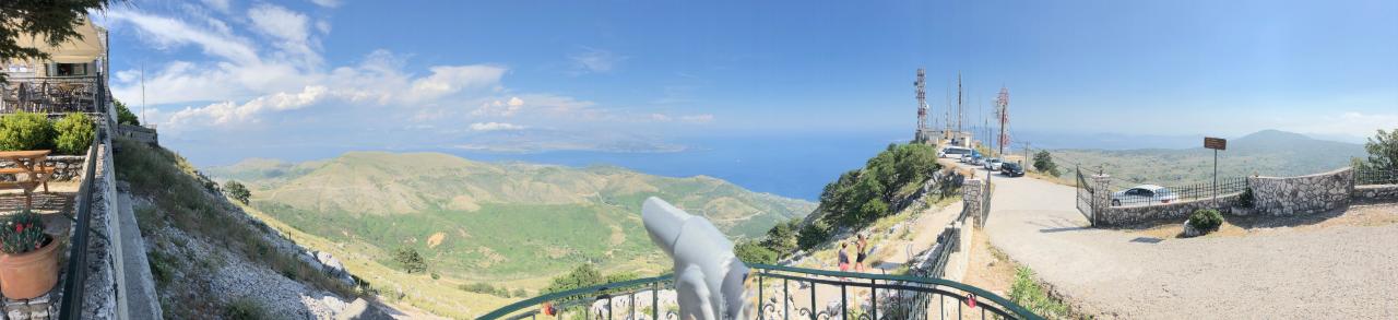 Panorama van bergen en zee op Corfu